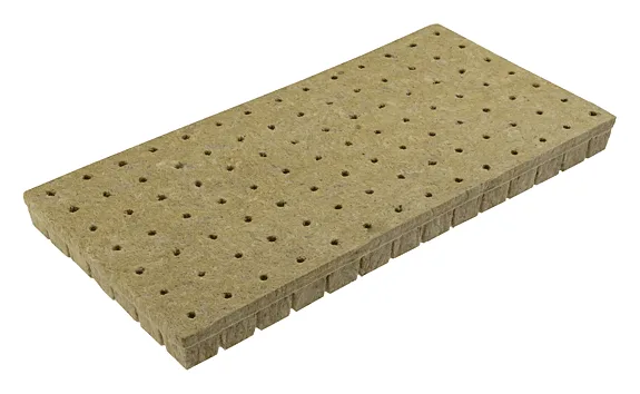Grodan AO tapered stone wool plugs on a sheet (three-quarter view, white background), the global-range equivalent of the A-OK 25/40 starter plug sheet