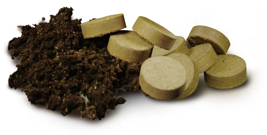 Quick Soil Mix (QSM) Pellets, studio shot on white of several compressed netless Jiffy QSM discs beside a pile of the expanded coco/peat substrate