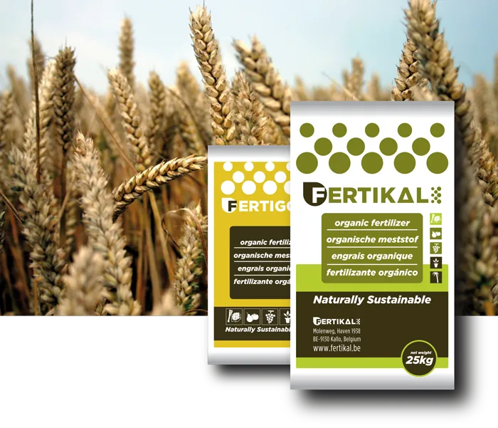 Fertikal organic fertilizer 25 kg bags (pellet and crumble range) shown against a cereal crop, the site's only multi-pack range image, used to illustrate "Verschillende types meststof beschikbaar / Pellet and Kruimel"